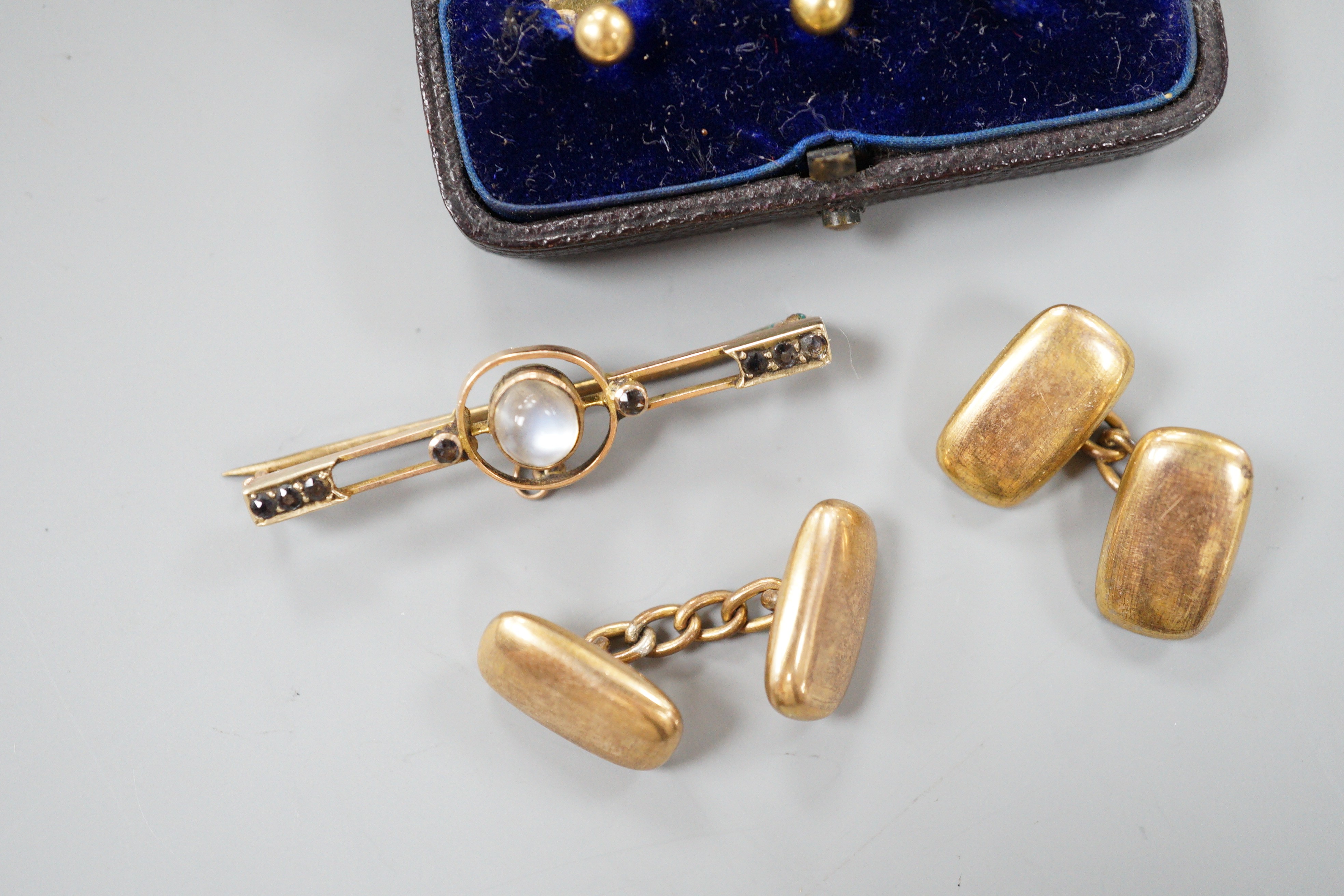 Three cased 18ct dress studs, 2.7 grams, two 9ct and gem set bar brooches, gross 4.7 grams and a pair of yellow metal cufflinks, 4.3 grams.